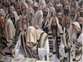 יהודים מתפללים ביום הכיפורים