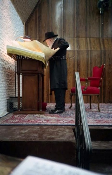 File:הרבי בפורים בקריאת המגילה.jpg