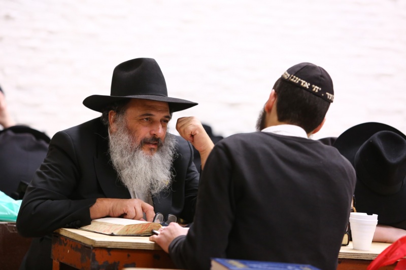 File:הרב עופר ב770.jpg