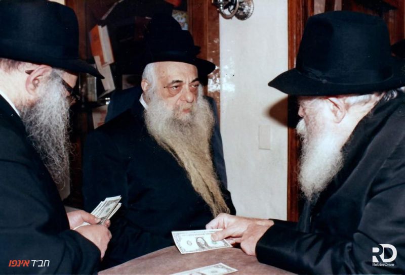 File:הרב יואל כהן אצל הרבי בחלוקת דולרים.jpeg